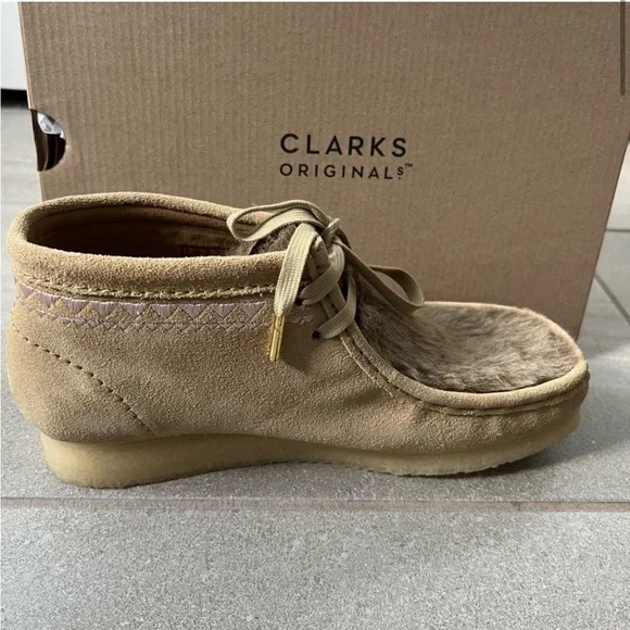 Clarks Wallabee Ankle Boot Women's
SZ 10 M Tan NEW $170 Fur Accent Suede Lace Up - Picture 4 of 10